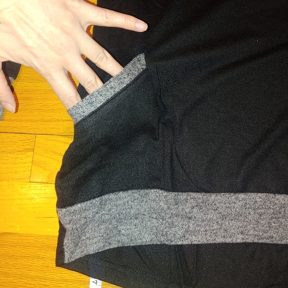 Black Oversized Pullover Sweater Tunic w Gray Trim Front Pockets Women's SMALL - Picture 4 of 7